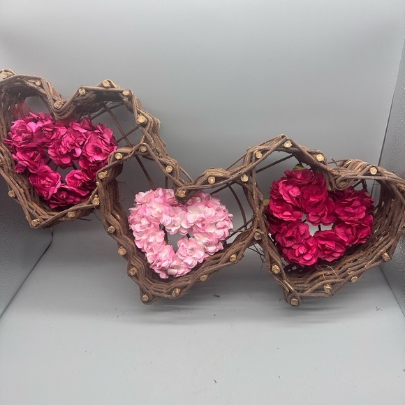 Grapevine triple heart Valentine wreath with paper hearts decor - Picture 7 of 9